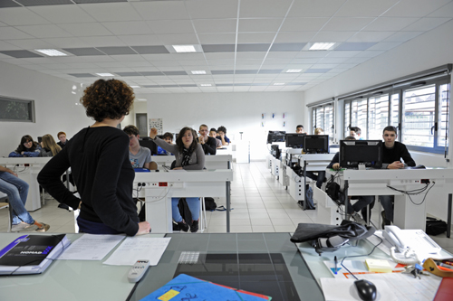 Une salle de classe d'un collège